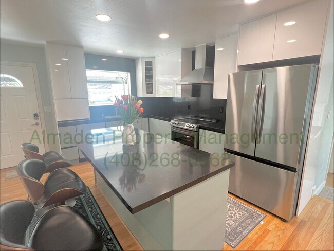 Foto del edificio - Must See Beautifully Renovated 3BR/2BA Single-story Home! Solar, No Carpets, Central A/C!!