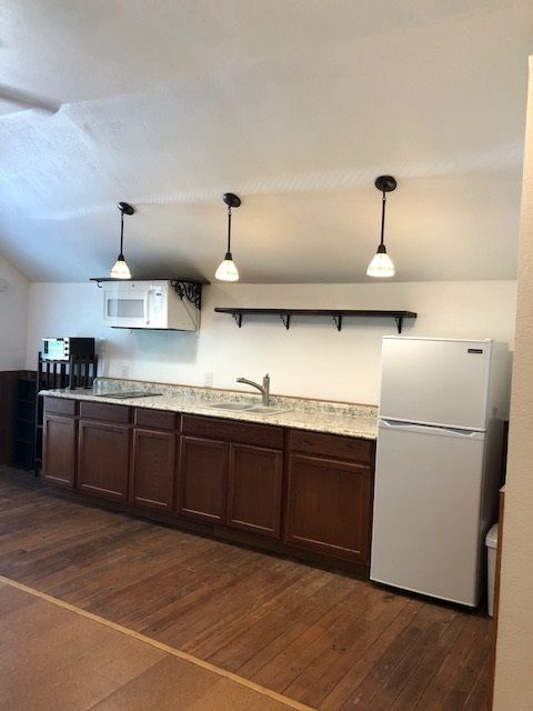 Building Photo - Large 1x1 Studio Apartment