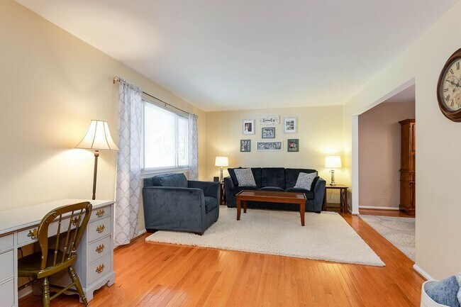 Building Photo - 4992 Swinton Dr
