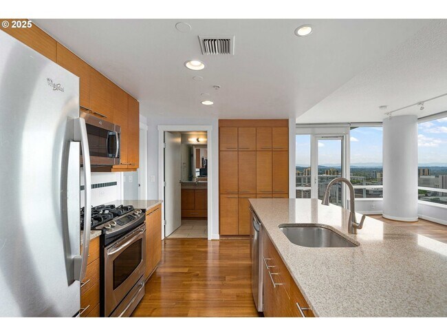 Foto del edificio - Modern 2-Bed/2-Bath Condo with Balcony, Pa...