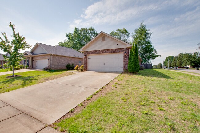 Foto del edificio - 150 Shrewsberry Dr