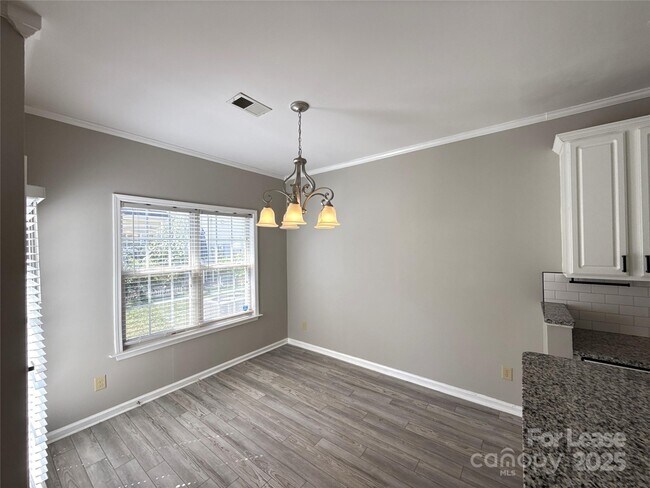 Foto del edificio - 2043 Lennox Square Rd