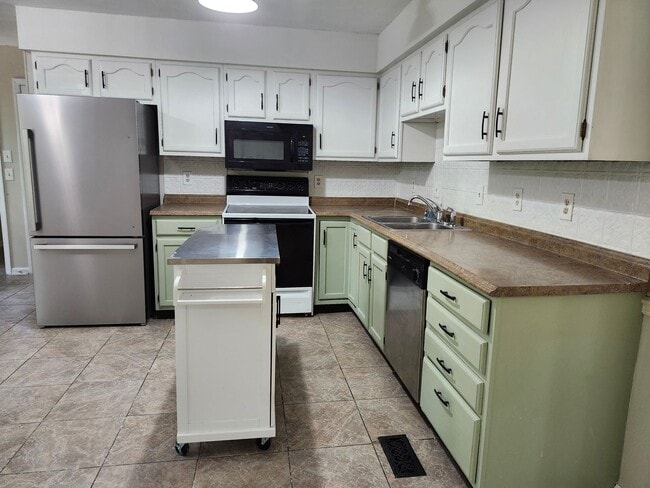 Building Photo - Spacious 4 bedroom 2 bath home in North HI...