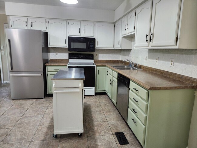 Foto del edificio - Spacious 4 bedroom 2 bath home in North HI...