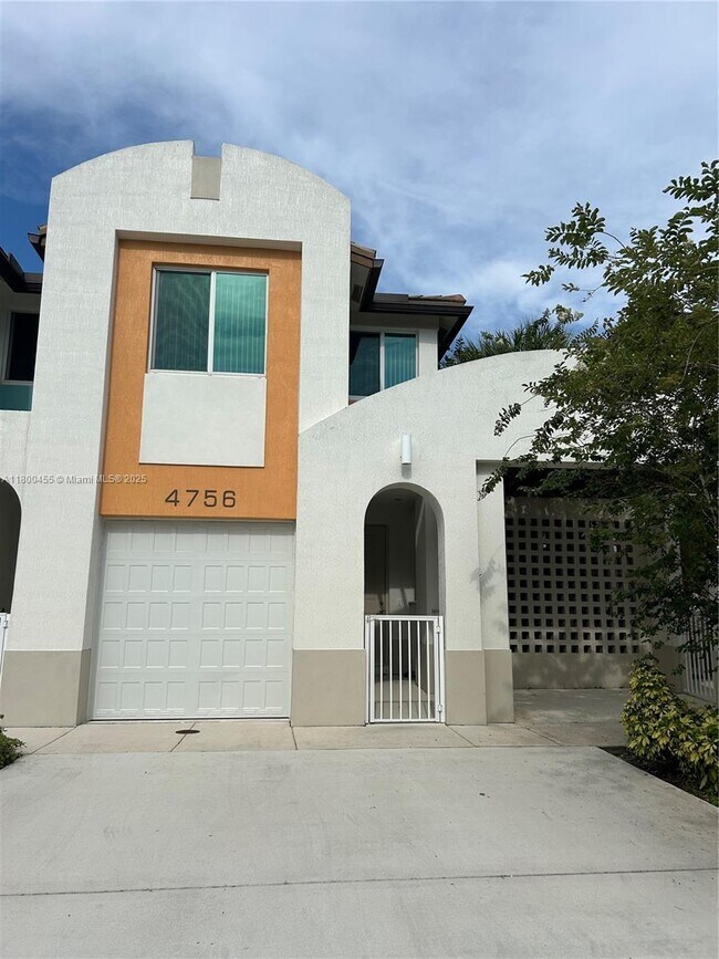Building Photo - 4756 SW 63rd Ave