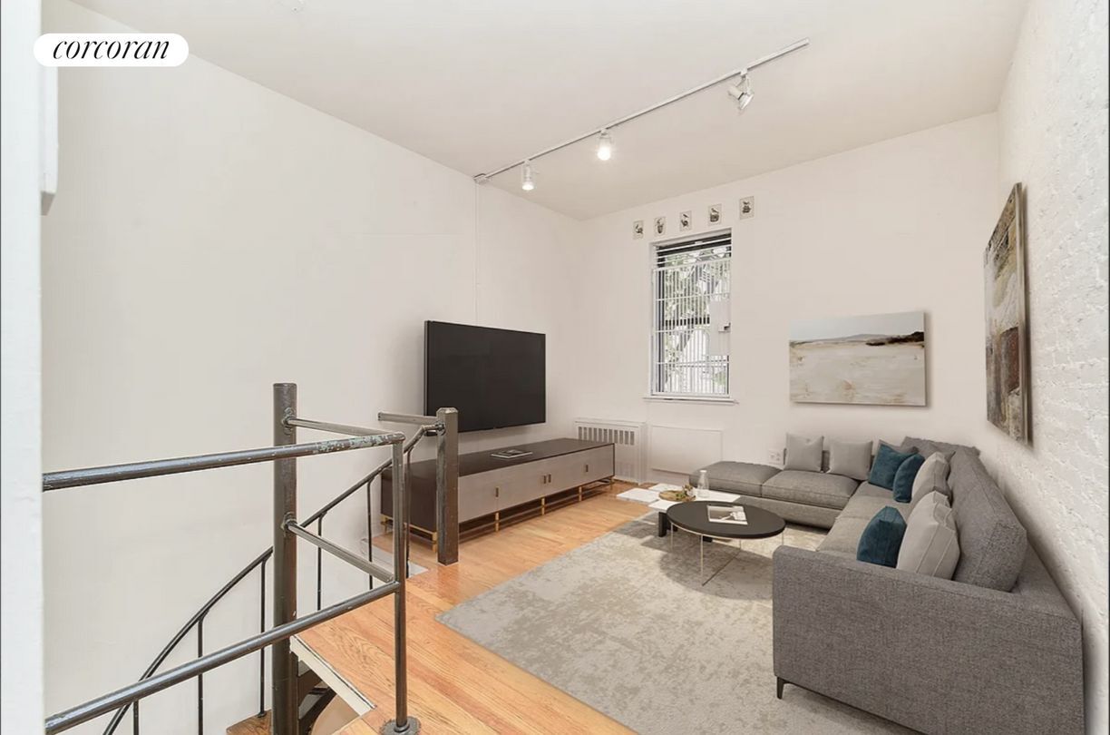 Foto principal - 233 E 12th St