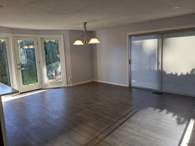 Foto del edificio - Updated 3-Bedroom, 2.5-Bath Home ~ Solid S...
