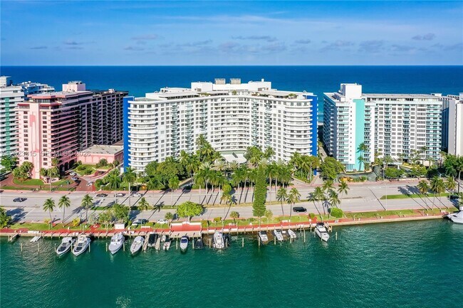 Foto del edificio - 5151 Collins Ave
