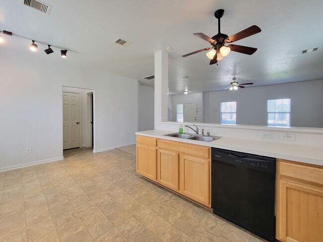 Foto del edificio - Location Location Location! Located in the nice Rittenhouse subdivision. This home features a big...