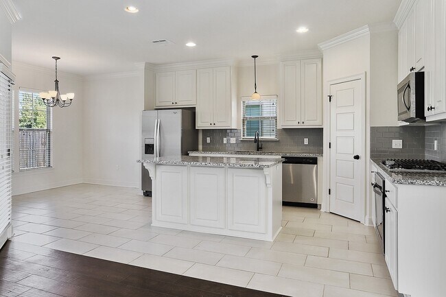 Foto del edificio - Beautiful 3 Bedroom, 3 Full Bath