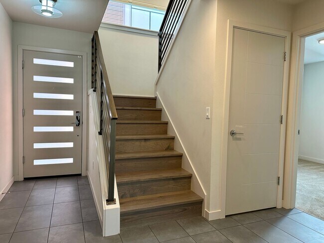 Building Photo - Rare Newer Build 4 bedroom Ballard Home fo...