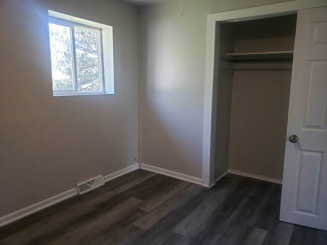 Building Photo - 4460 Fairway Dr
