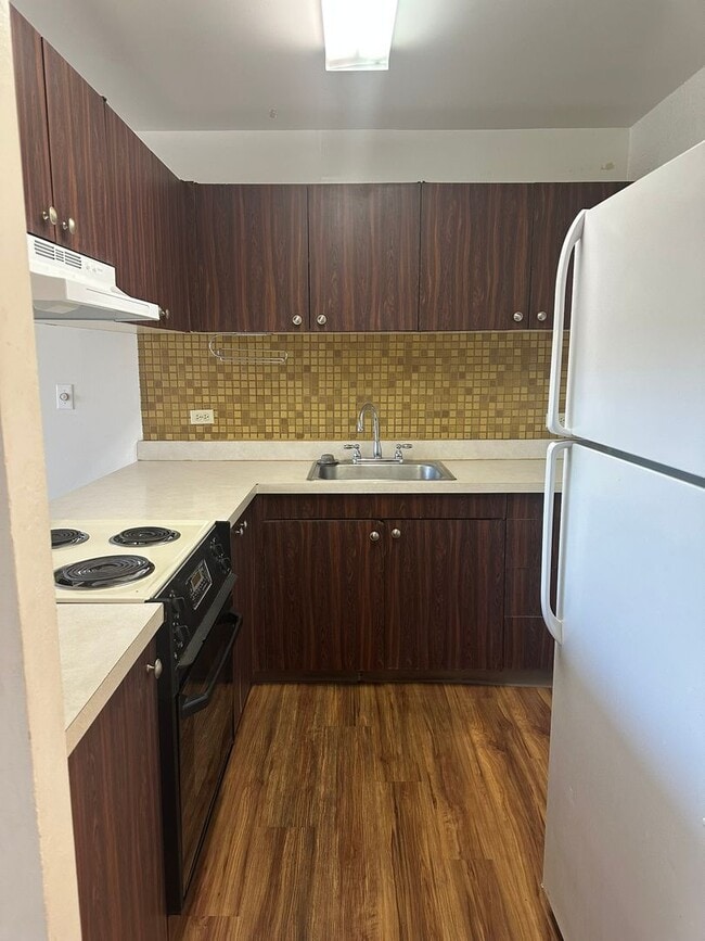 Building Photo - Fairway Gardens – 2 BD / 1 BA / 1 PK Spacious & Convenient Condo Living