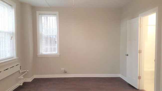 Building Photo - 432 W Belmont Ave
