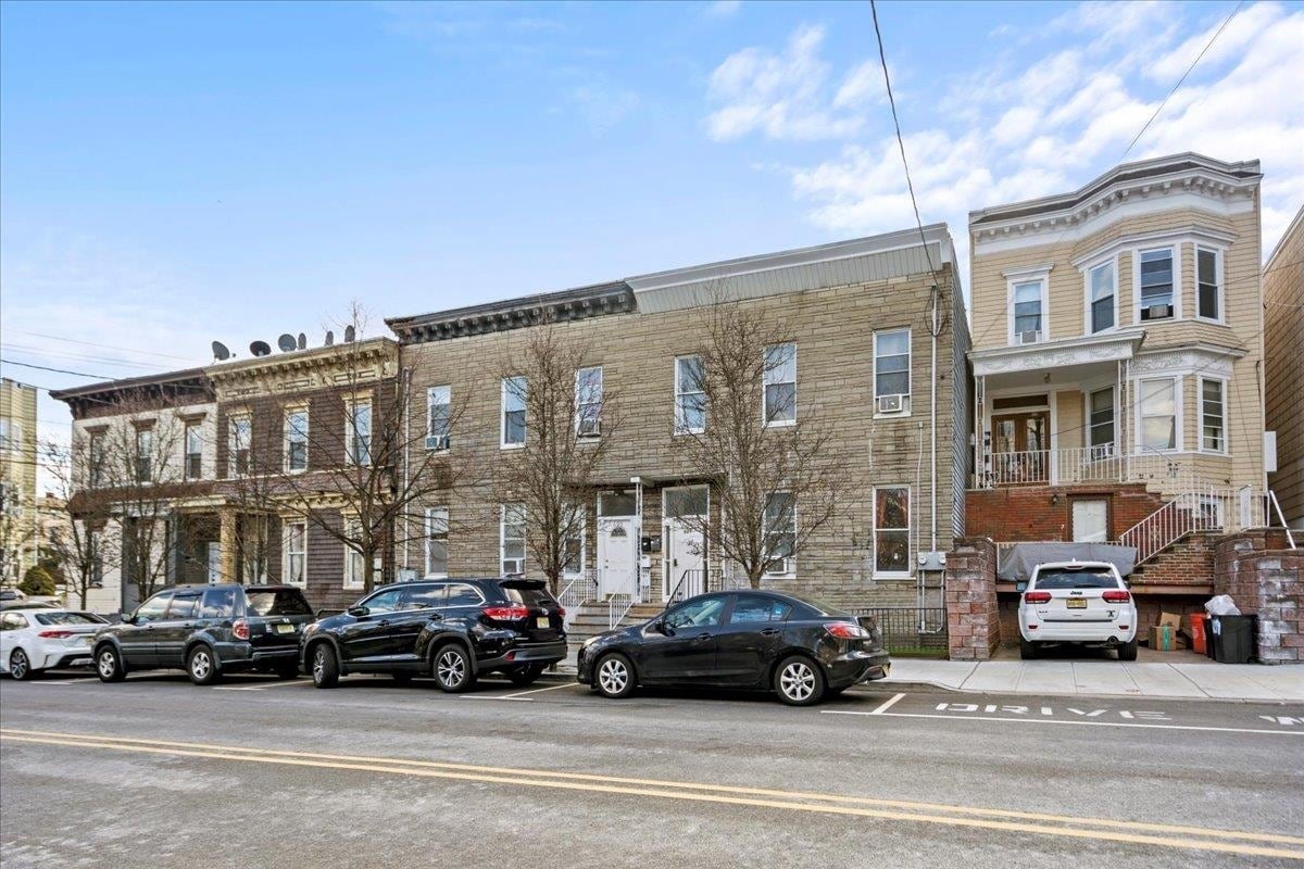 Primary Photo - 607 18th St