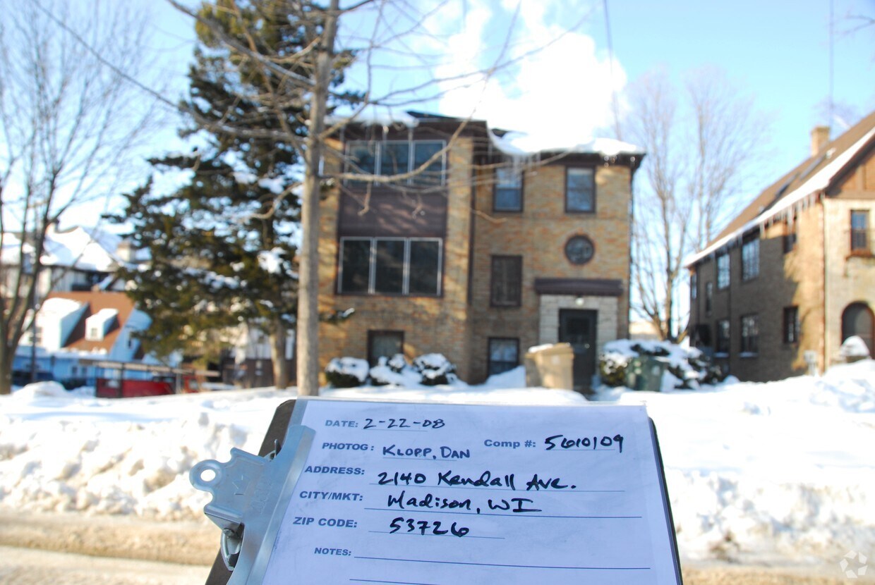 Placa - 2140 Kendall Ave