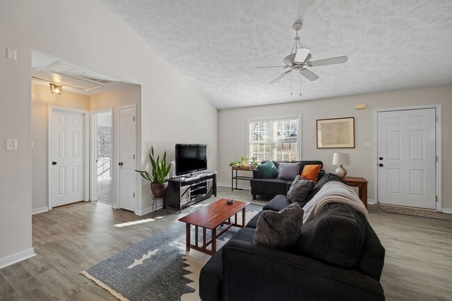 Foto del edificio - Bright and Spacious 3 Bedroom Home in Chesterfield ***Available Early March***