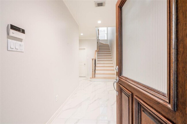 Extra Wide Foyer Perfect For A Bench/Console Table - 643 Hartman St