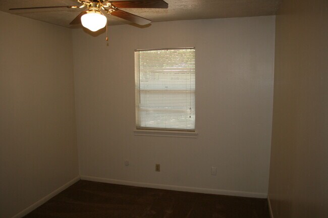 Building Photo - 1206 Airline Dr