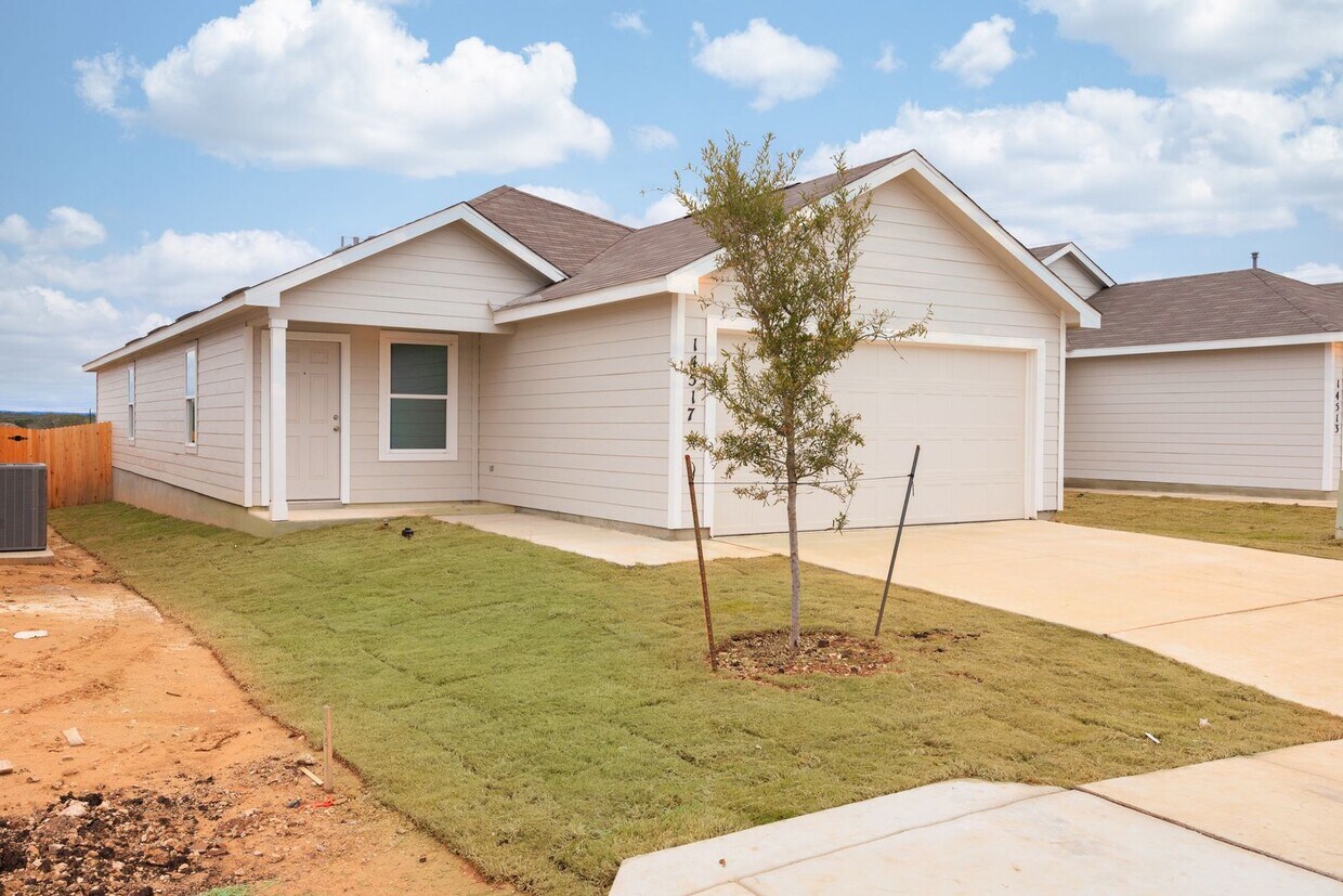 Foto principal - Beautiful 4-Bedroom Home in Landon Ridge –...