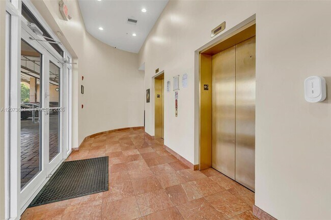 Foto del edificio - 5271 SW 8th St