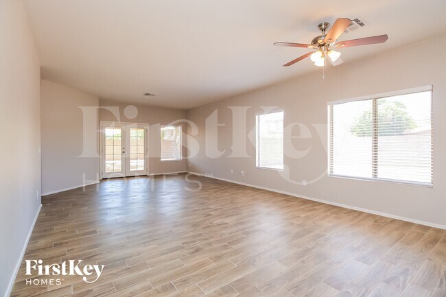 Foto del edificio - 521 E Red Rock Trail