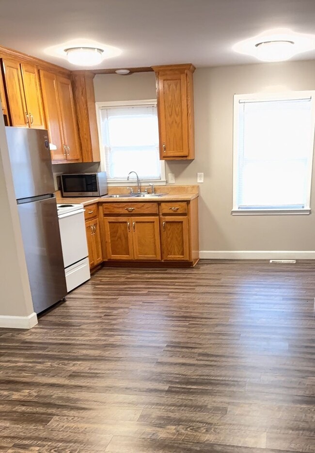 Building Photo - 303 Fall River Rd