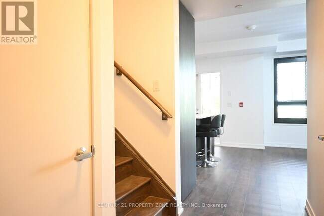 Photo du bâtiment - 2530 Eglinton Ave W