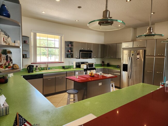 Foto del edificio - 223 Golf Aire Blvd