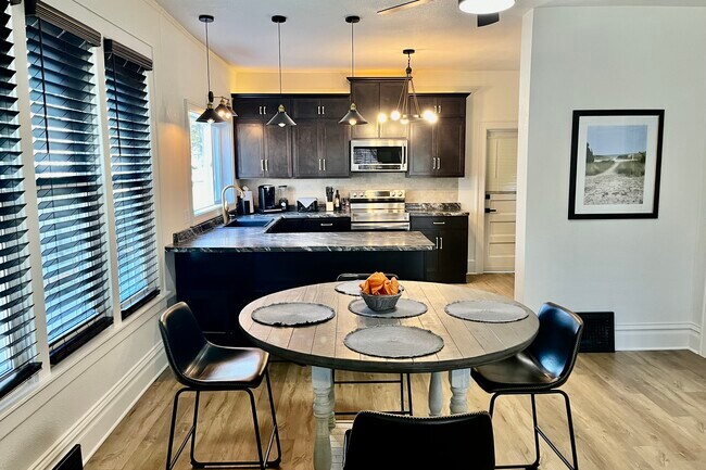 Comedor en el nivel principal con vista a la cocina. - 1540 N 10th St