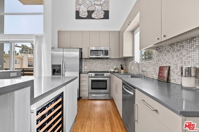 Foto del edificio - 7062 Hawthorn Ave