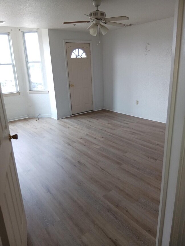 Building Photo - Three Bedrooms, One Bath in West Homestead