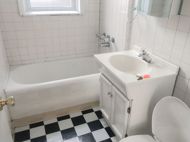 Interior Photo - 3521 N Broadway