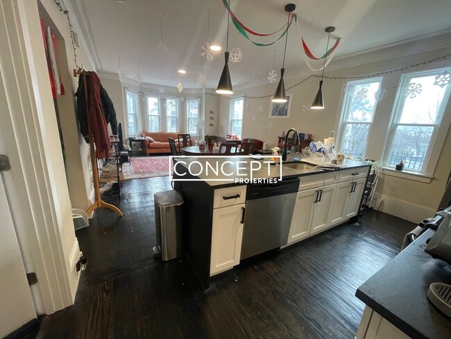 Building Photo - 839 Parker St