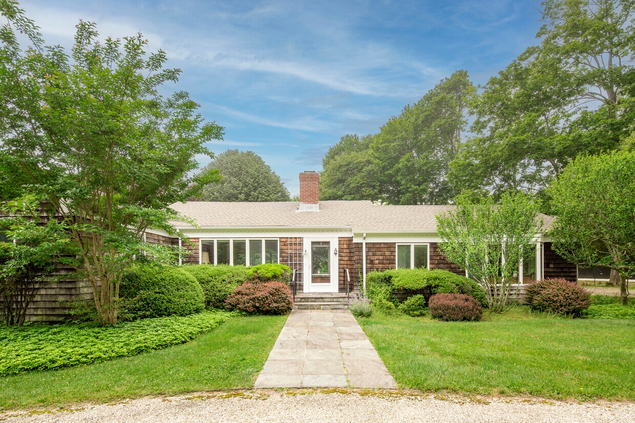 Primary Photo - 49 Georgica Rd