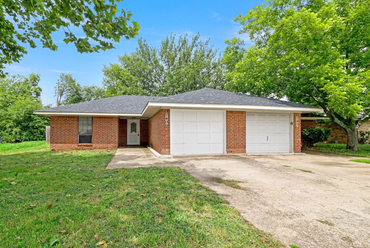 Primary Photo - 740 Prairie Creek Dr