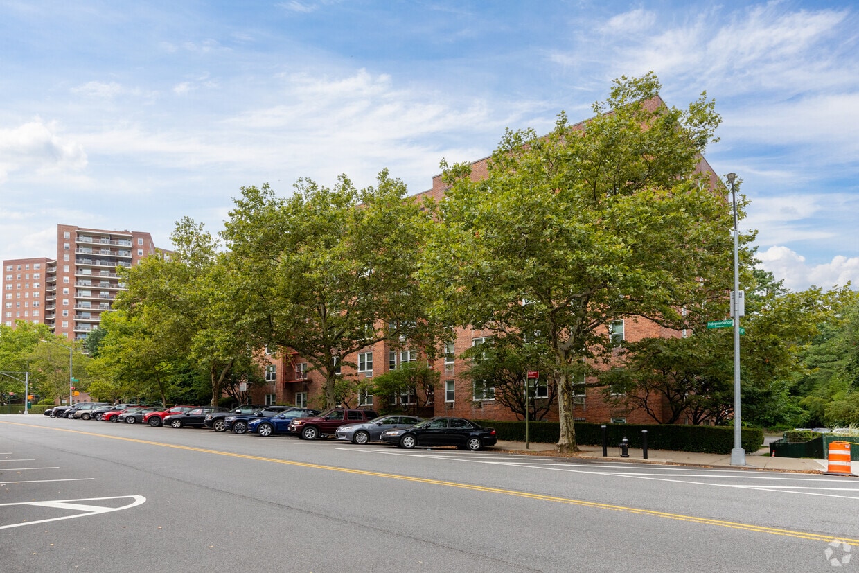 Building Photo - 3901 Independence Ave