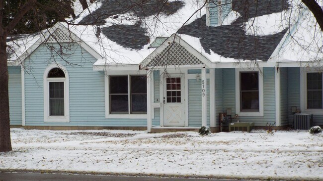 2-bedroom townhome - 2109 Valleyhigh Dr NW