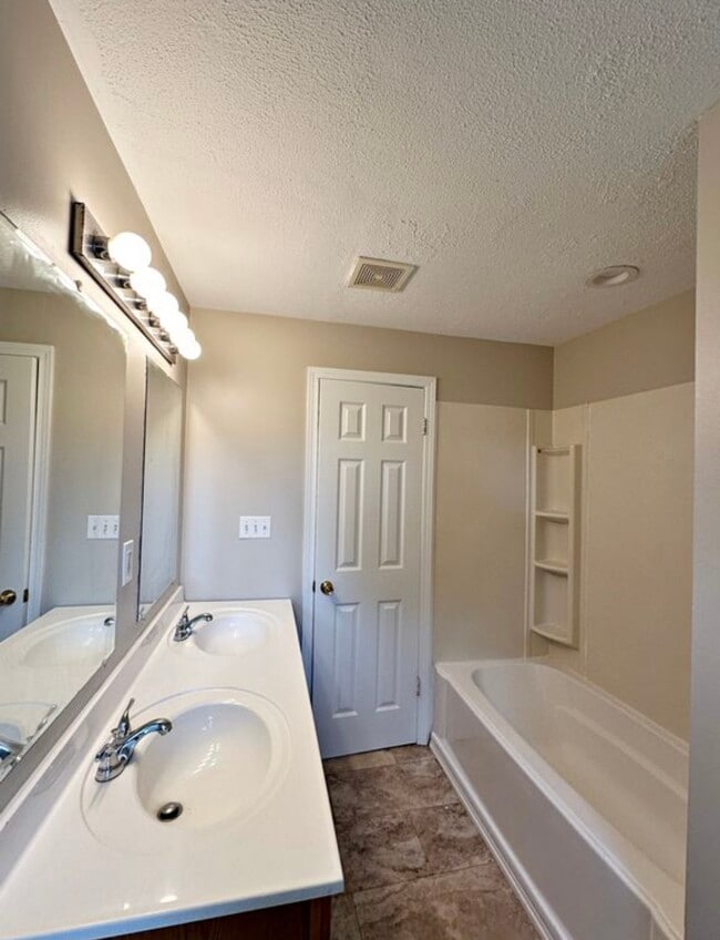 Building Photo - 40 Brandywine Ter