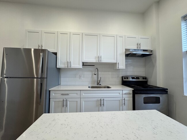 Building Photo - Updated 1 Bed 1 Bath in the Heart of Sarnia!