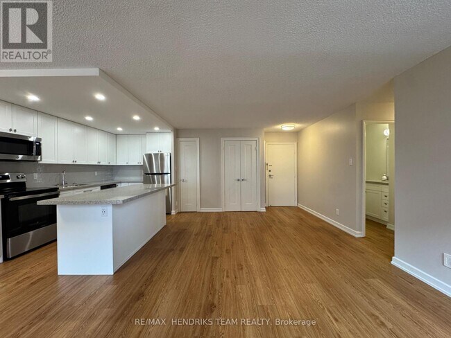 Photo du bâtiment - 610 Lake St