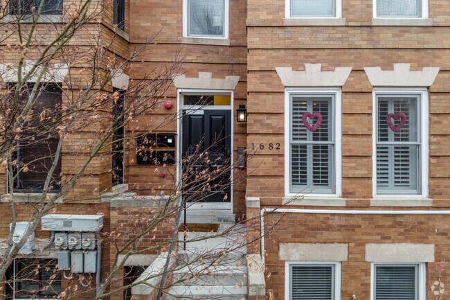Entrada - 1682 Irving St NW