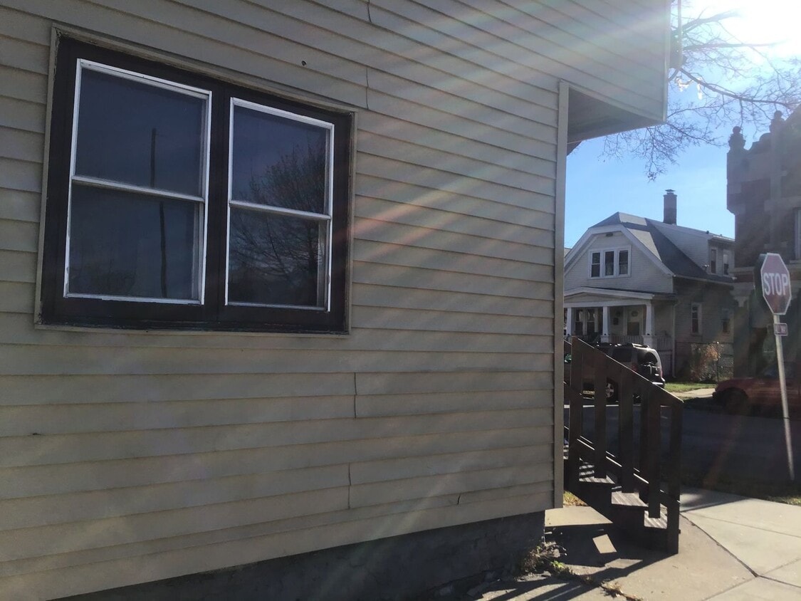Primary Photo - 2078 S 17th St
