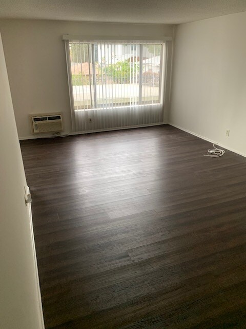 901-4 Living Room with A/C - 901 N Cedar St