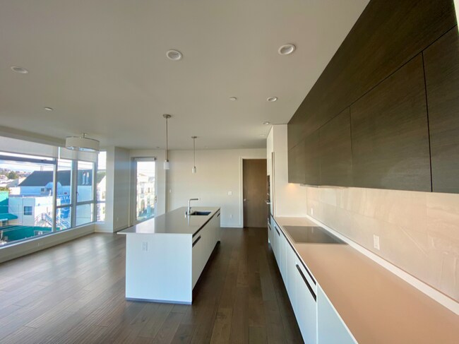 Building Photo - 600 S Van Ness Ave