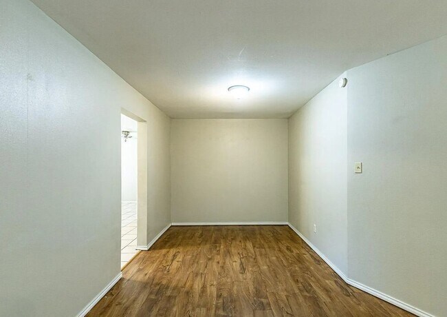 Foto del edificio - MOVE IN SPECIAL! Charming 3 Bedroom with Character!