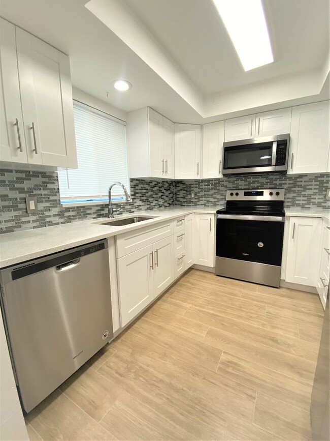 Building Photo - ** GOLF VIEW MANOR ** 2 BED / 2 BATH - FIR...