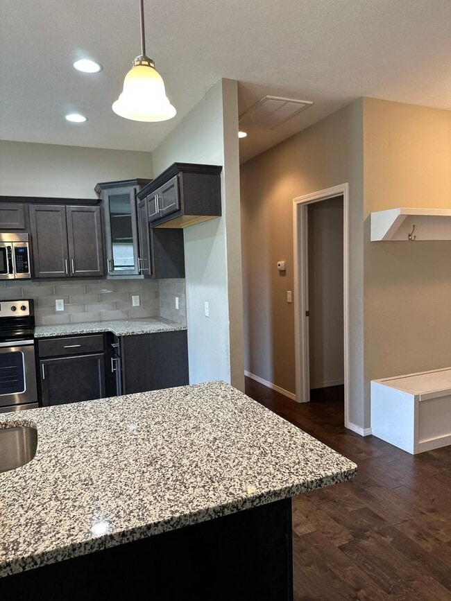 Foto del edificio - Stunning 4 Bedroom Rental Home!