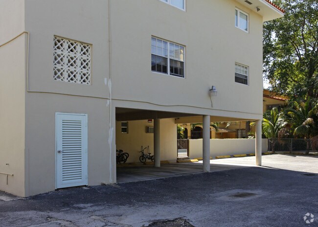 Building Photo - Bella Majorca Condo
