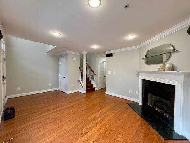 Foto del edificio - Charming 4 Bedroom/3.5 Bathroom Townhome with In-Unit Laundry in Pigtown, Baltimore, MD!